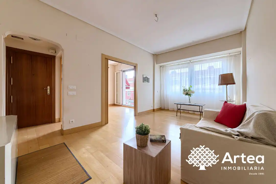 Sala d'estar de Pis en venda en Bilbao  amb Calefacció i Balcó