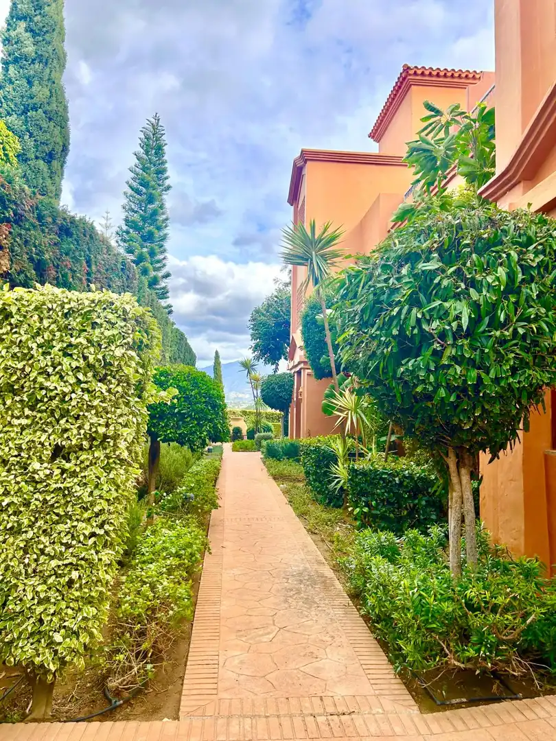 Vista exterior de Casa adosada en venta en Estepona con Aire acondicionado, Jardín privado y Amueblado