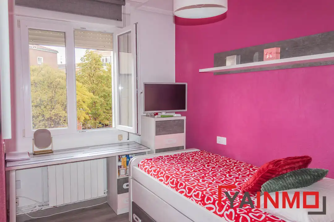 Bedroom of Flat for sale in Ariznabarra