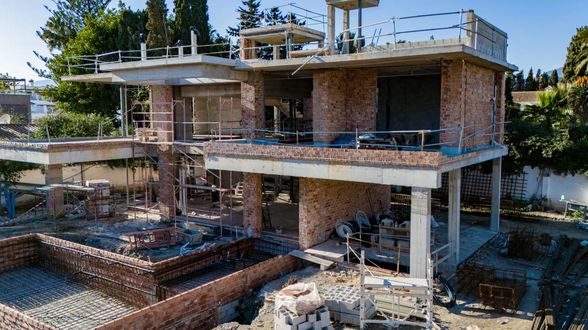 Außenansicht von Haus oder Chalet zum Verkauf in Marbella mit Klimaanlage, Heizung und Privatgarten