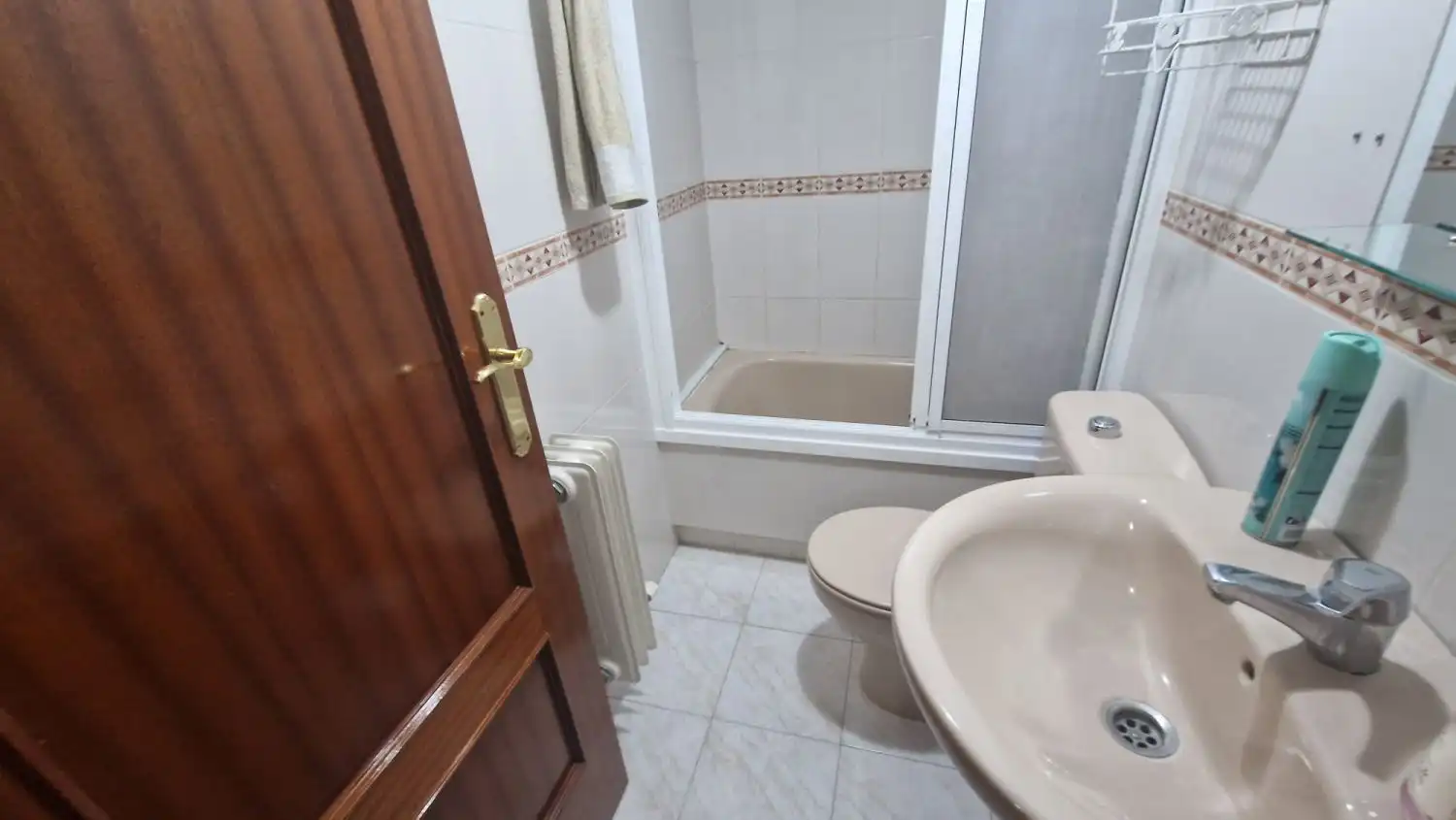 Baño de Piso en venta en Jaén con Calefacción, Terraza y Balcón