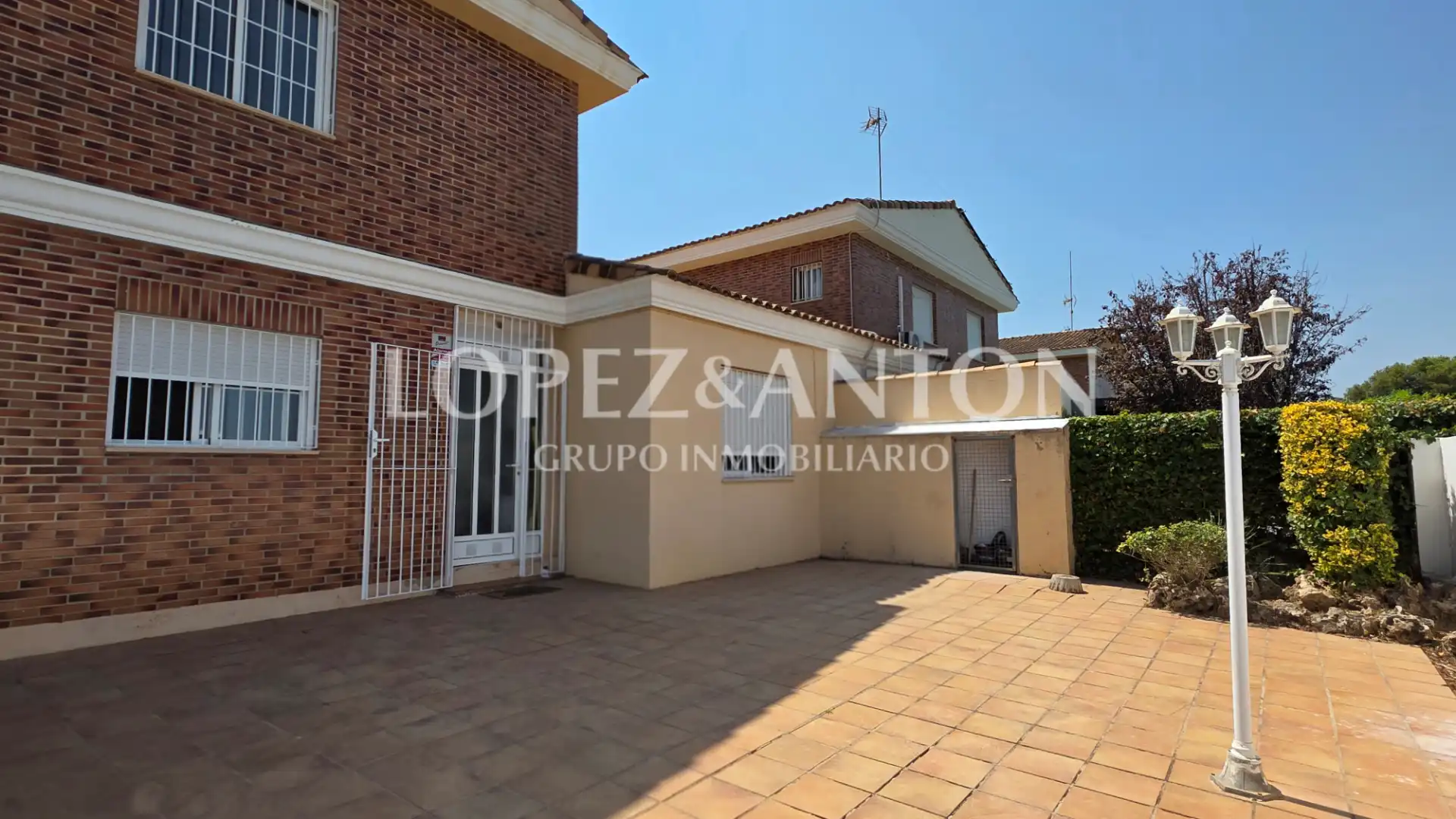 Vista exterior de Casa o chalet en venta en L'Eliana con Aire acondicionado, Calefacción y Jardín privado