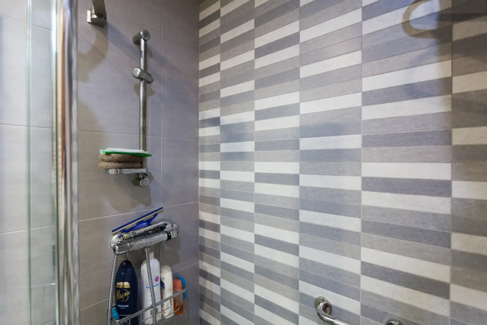 Bathroom of Flat for sale in Barcelona  with Heating, Oven and Balcony
