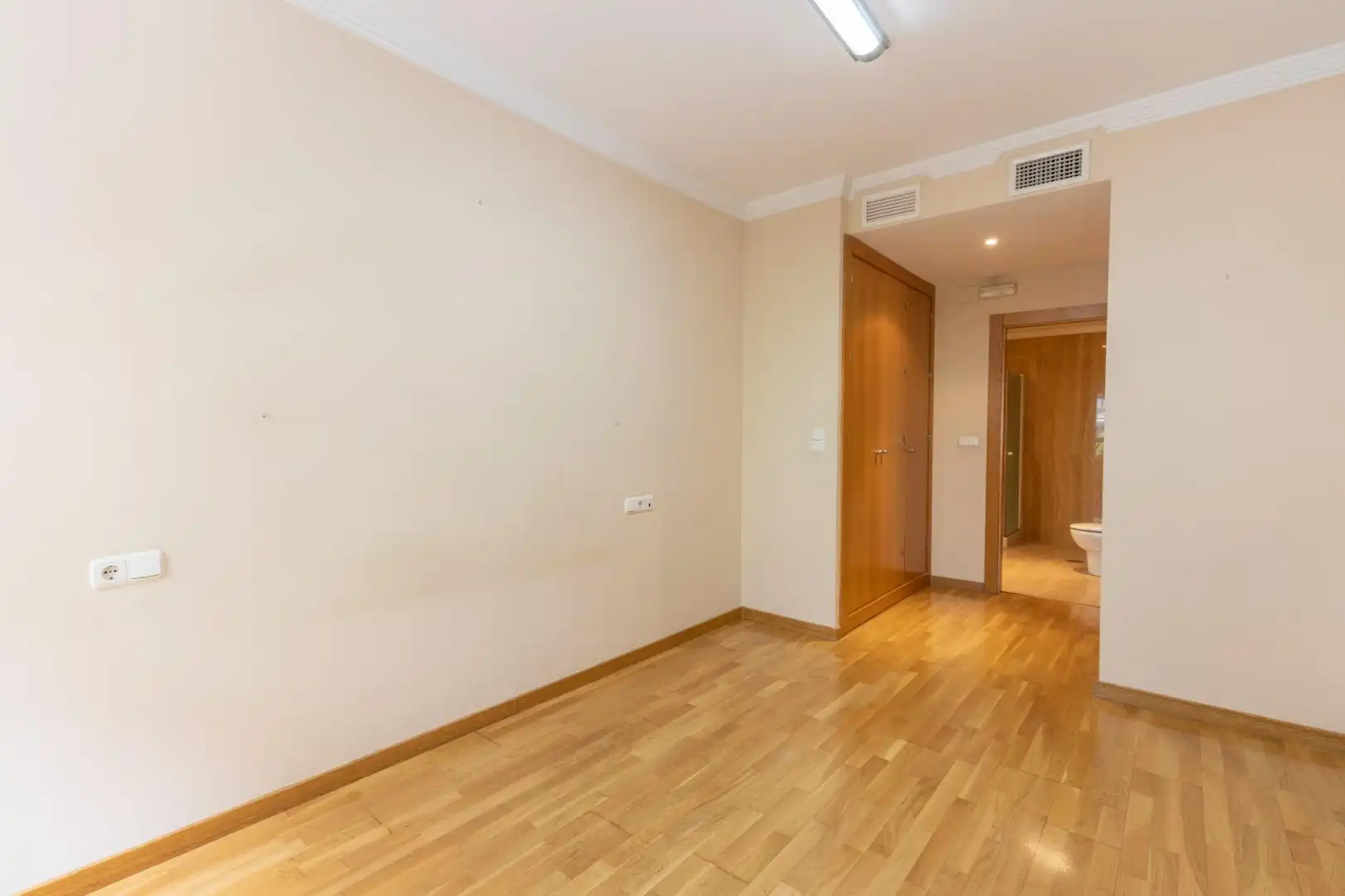 Flat for sale in Granada  with Air Conditioner and Heating