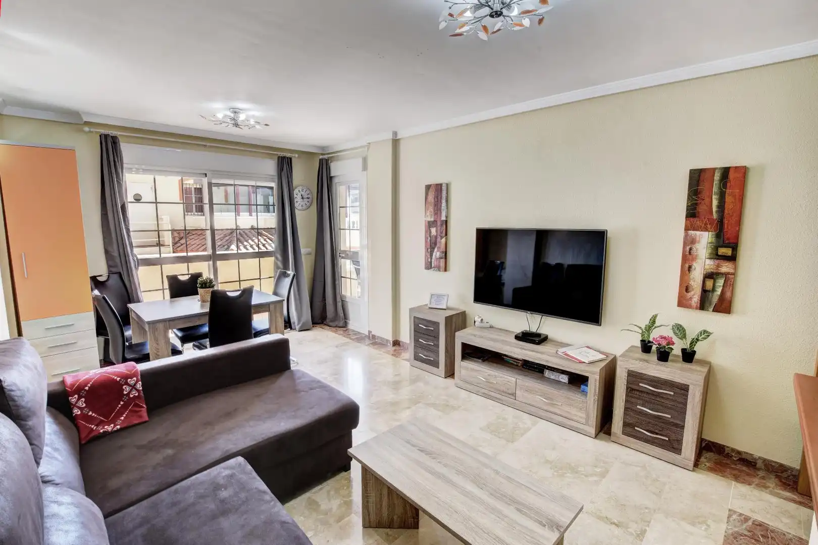 Sala d'estar de Apartament en venda en Benalmádena amb Aire condicionat, Terrassa i Piscina comunitària