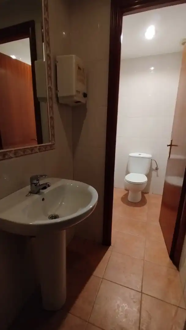 Baño de Local de alquiler en Azuqueca de Henares con Aire acondicionado, Calefacción y Amueblado