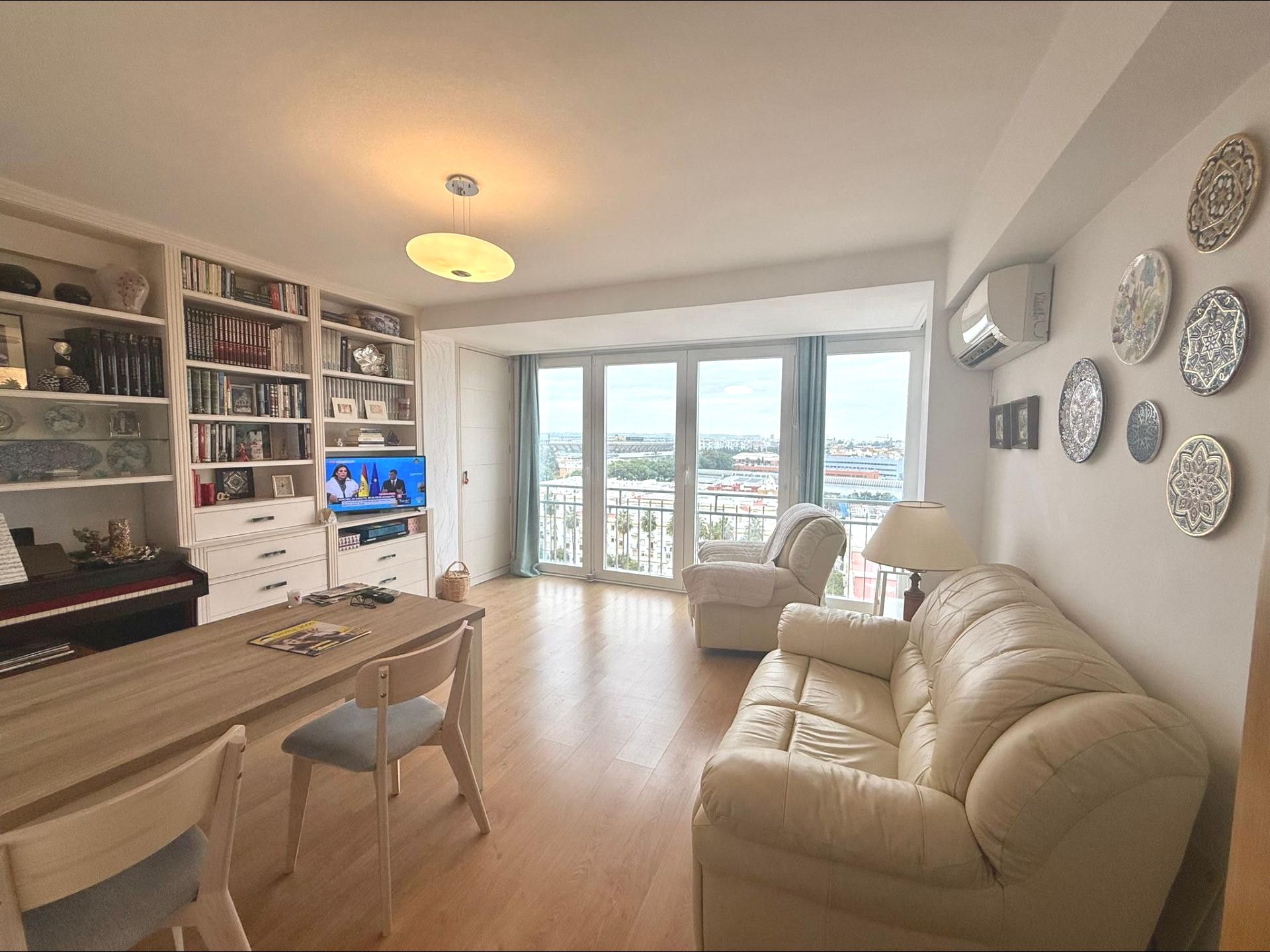 Sala d'estar de Pis en venda en  Sevilla Capital amb Aire condicionat, Calefacció i Parquet