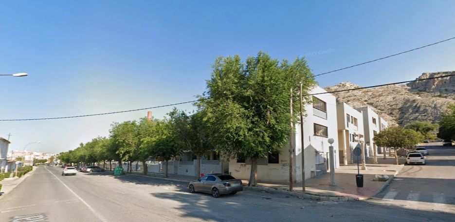Vista exterior de Casa adosada en venda en Villena amb Terrassa, Moblat i Balcó