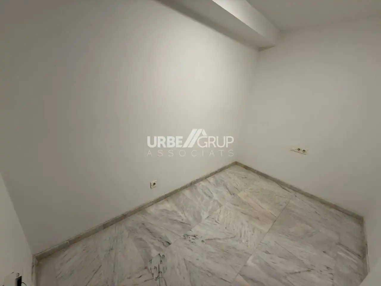 Flat for rent in Calle CISTERNA, Barri del Centre