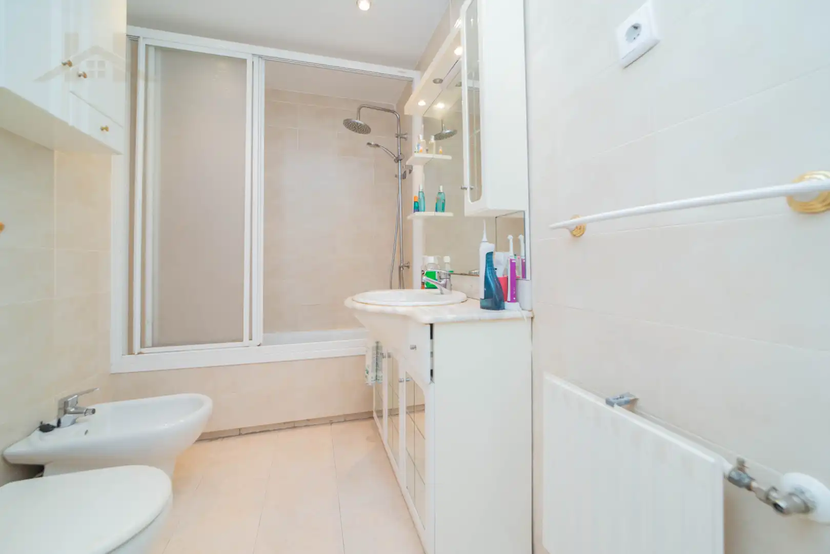 Badezimmer von Wohnung zum Verkauf in Alcobendas mit Klimaanlage, Heizung und Parkett