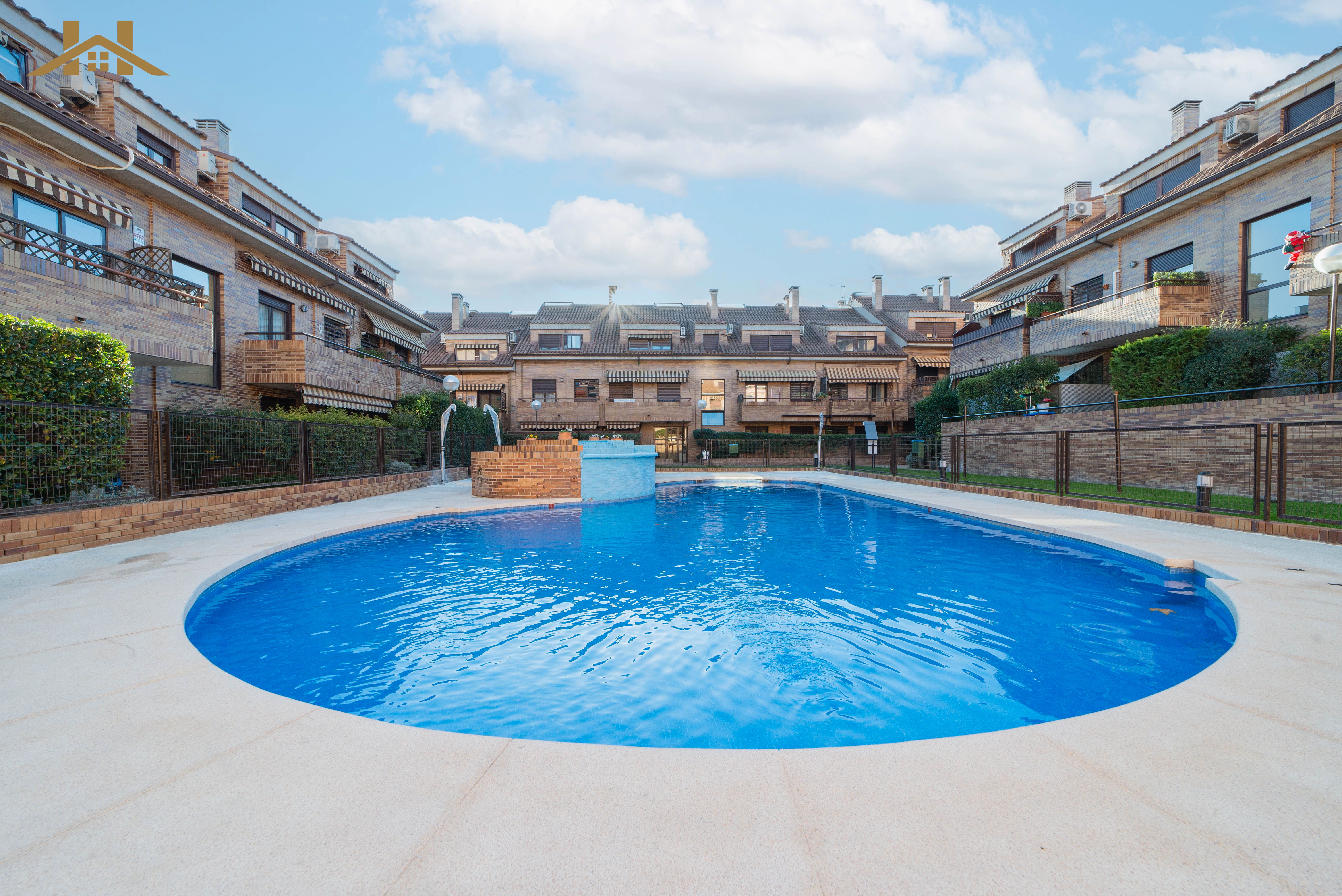 Piscina de Dúplex en venda en Sevilla la Nueva amb Aire condicionat, Calefacció i Parquet