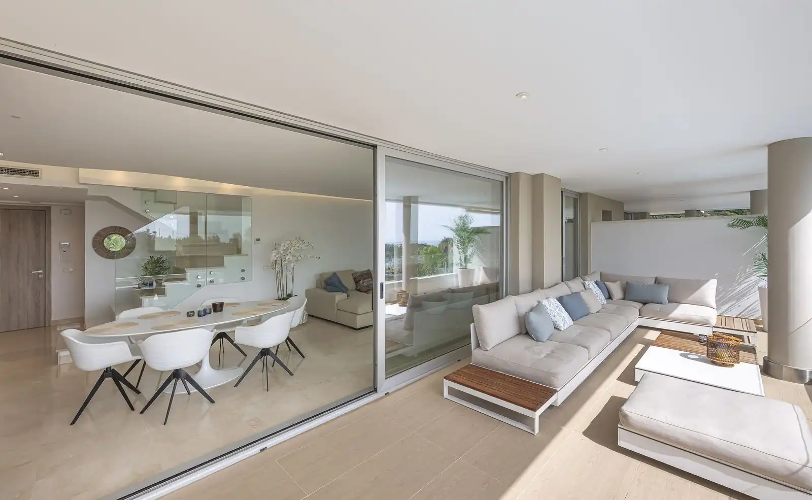 Sala de estar de Dúplex en venta en Benahavís con Aire acondicionado, Terraza y Trastero