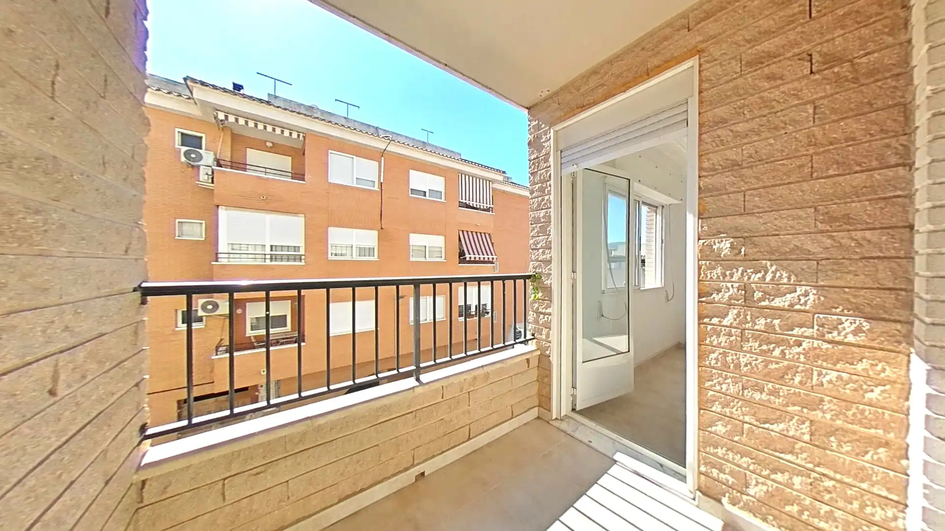 Außenansicht von Wohnung zum Verkauf in Bigastro mit Klimaanlage und Balkon