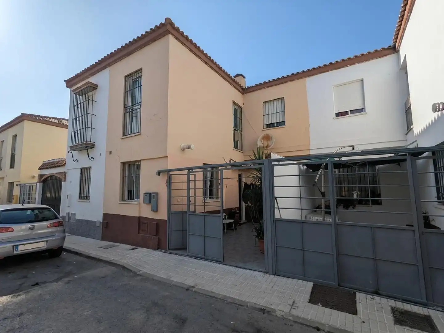 Außenansicht von Einfamilien-Reihenhaus zum Verkauf in Cantillana mit Privatgarten und Terrasse