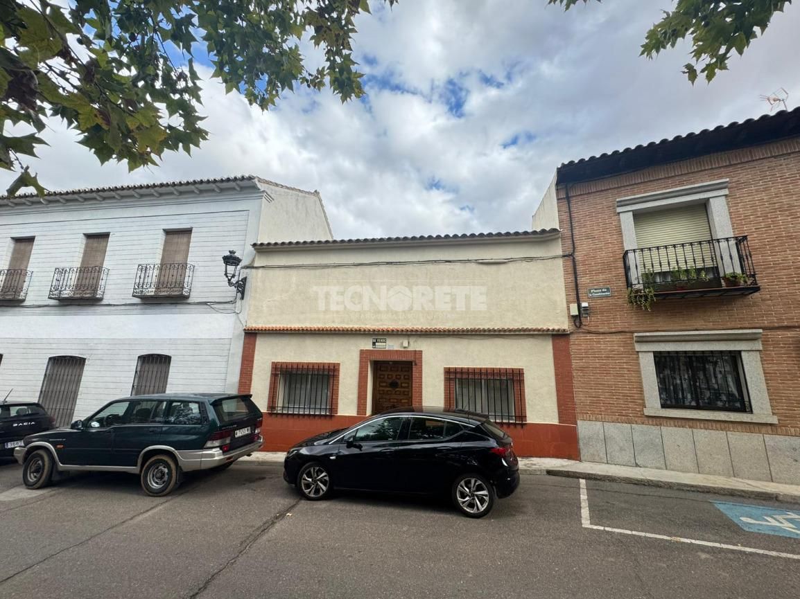 Vista exterior de Casa adosada en venta en Los Navalmorales con Calefacción, Jardín privado y Terraza