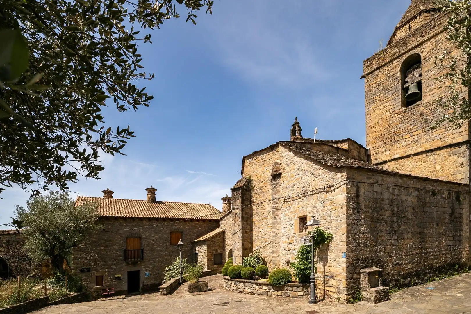 Vista exterior de Casa o xalet en venda en Boltaña amb Calefacció, Terrassa i Moblat