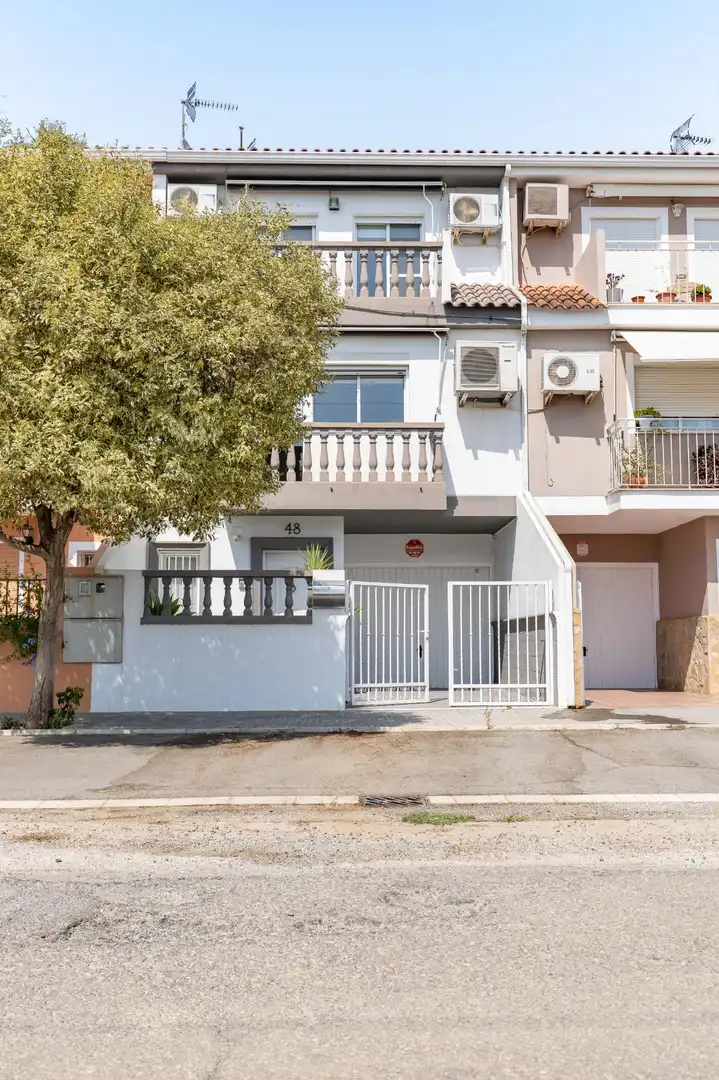 Vista exterior de Casa adosada en venta en Benimuslem con Aire acondicionado, Calefacción y Parquet