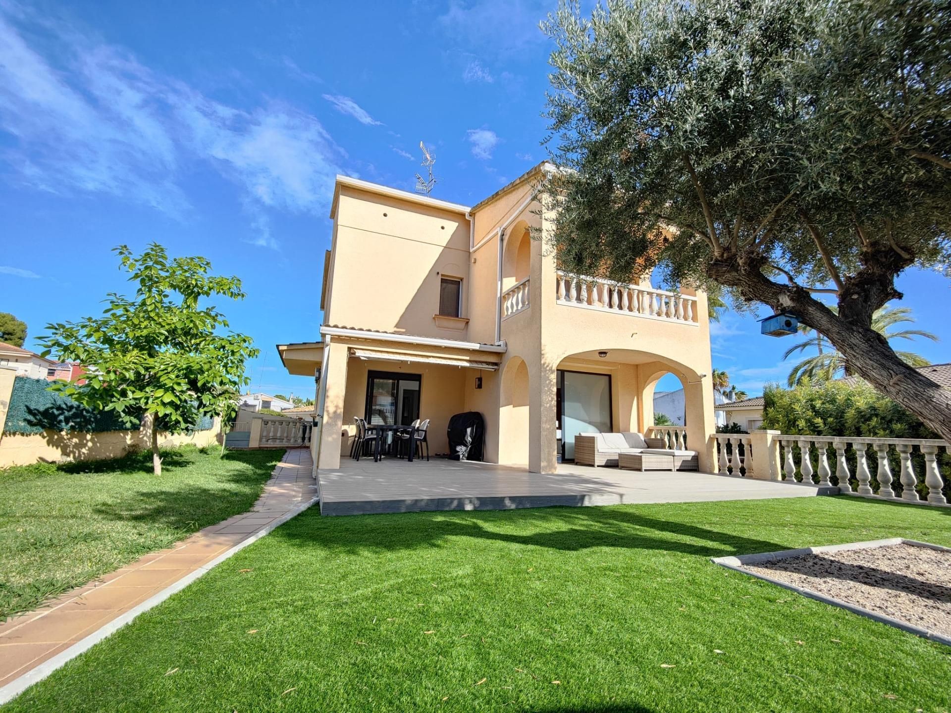 Vista exterior de Casa o chalet en venta en Cunit con Aire acondicionado, Jardín privado y Terraza