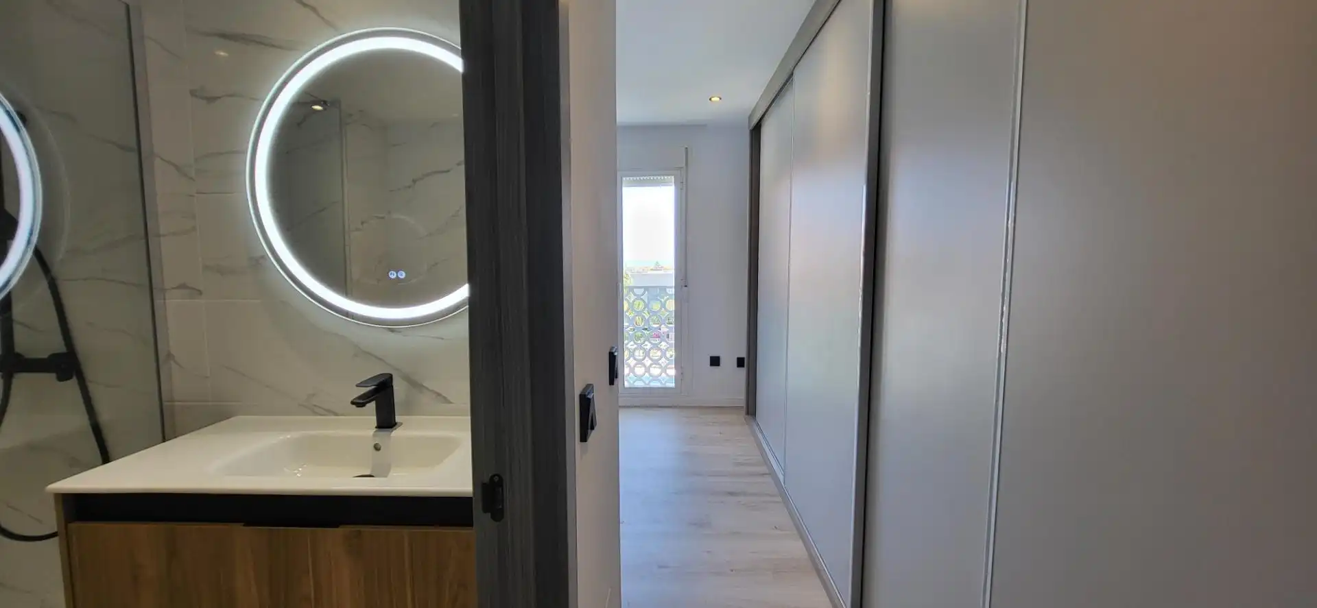 Badezimmer von Wohnungen zum Verkauf in Marbella mit Privatgarten und Gemeinschaftspool