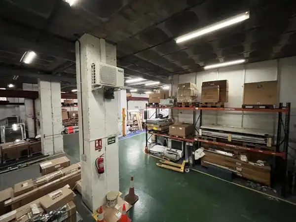 Nave industrial en venta en L'Hospitalet de Llobregat con Calefacción y Alarma