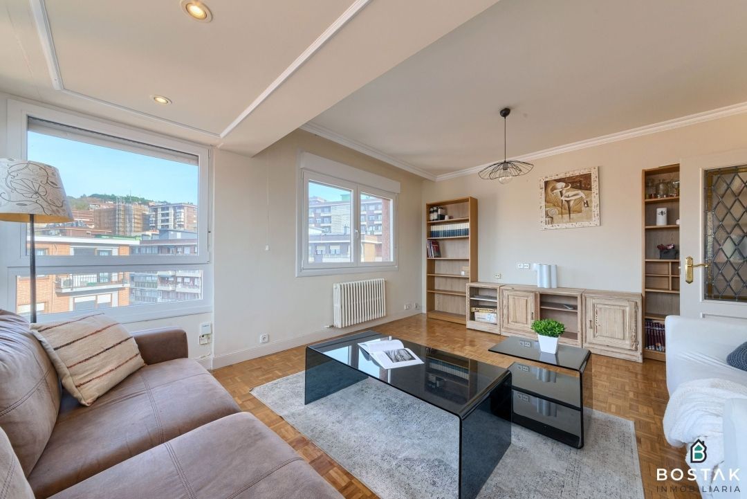 Sala d'estar de Pis en venda en Bilbao  amb Calefacció, Traster i Moblat