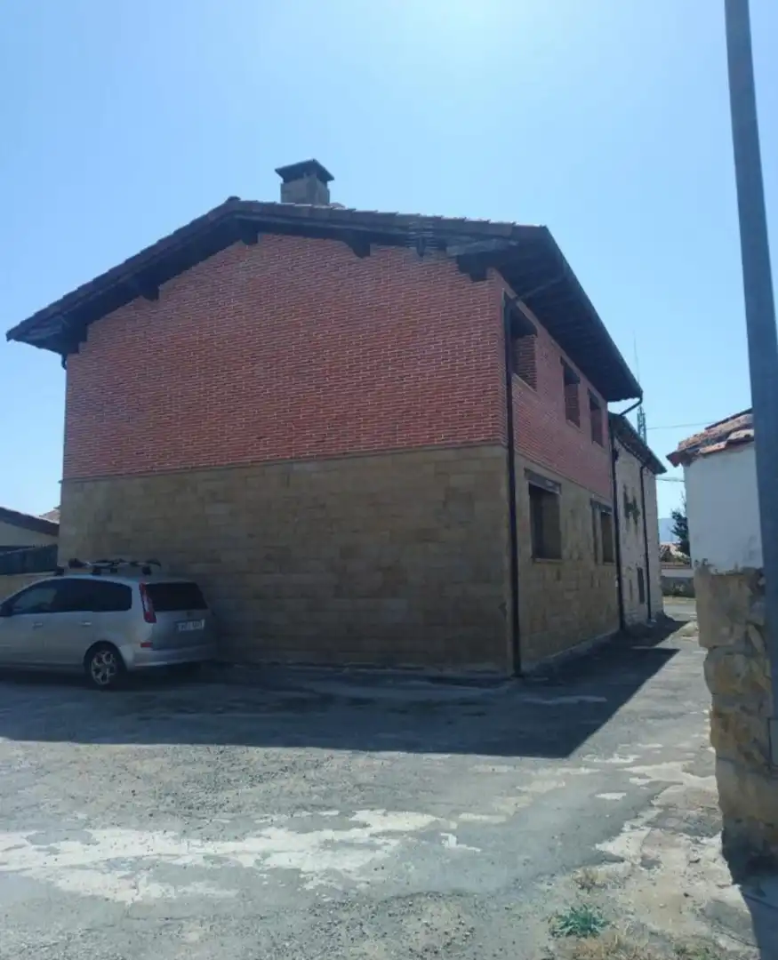 Außenansicht von Haus oder Chalet zum Verkauf in Medina de Pomar mit Heizung und Privatgarten