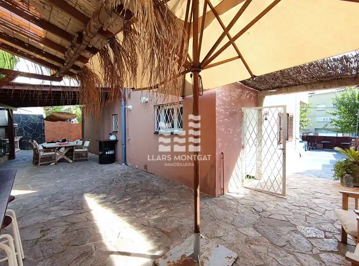 Vista exterior de Casa o xalet en venda en Tiana amb Aire condicionat, Calefacció i Jardí privat