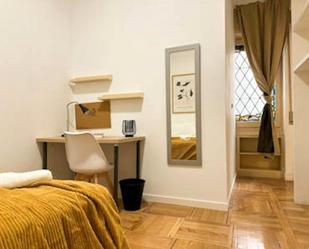 Bedroom of Flat to share in  Madrid Capital  with Heating, Washing machine and Internet