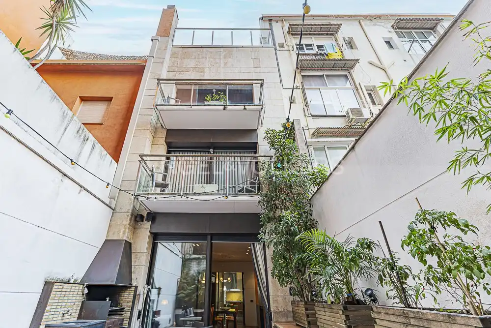 Vista exterior de Casa adosada en venda en Barcelona amb Aire condicionat, Calefacció i Jardí privat