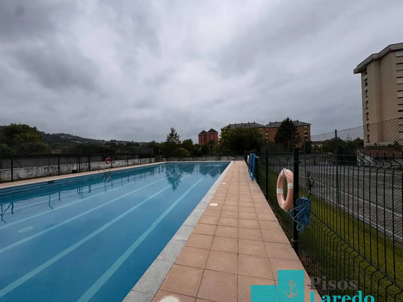 Piscina de Piso en venta en Laredo con Calefacción, Terraza y Balcón
