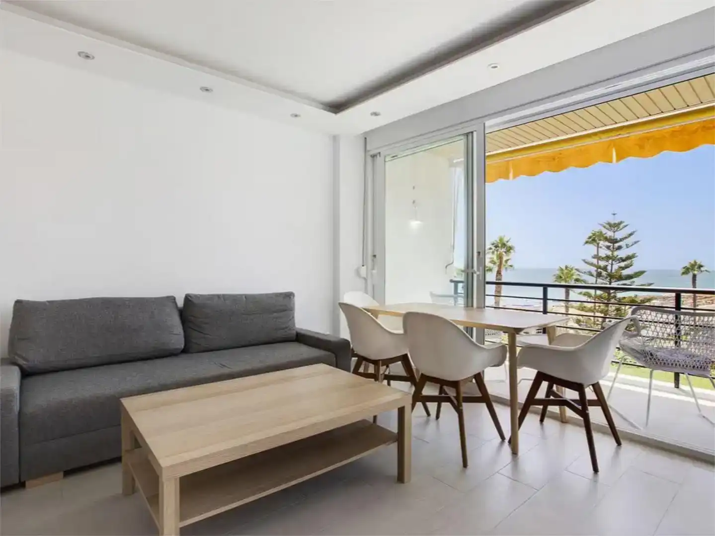 Living room of Study for rent in Torremolinos  with Air Conditioner, Swimming Pool and Balcony