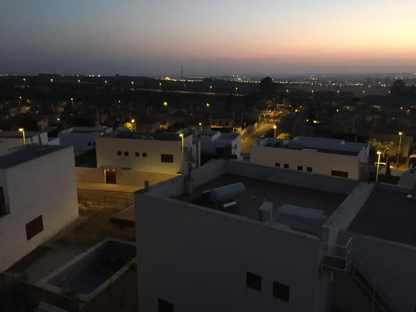 Vista exterior de Casa o xalet en venda en Montequinto amb Aire condicionat, Piscina i Balcó