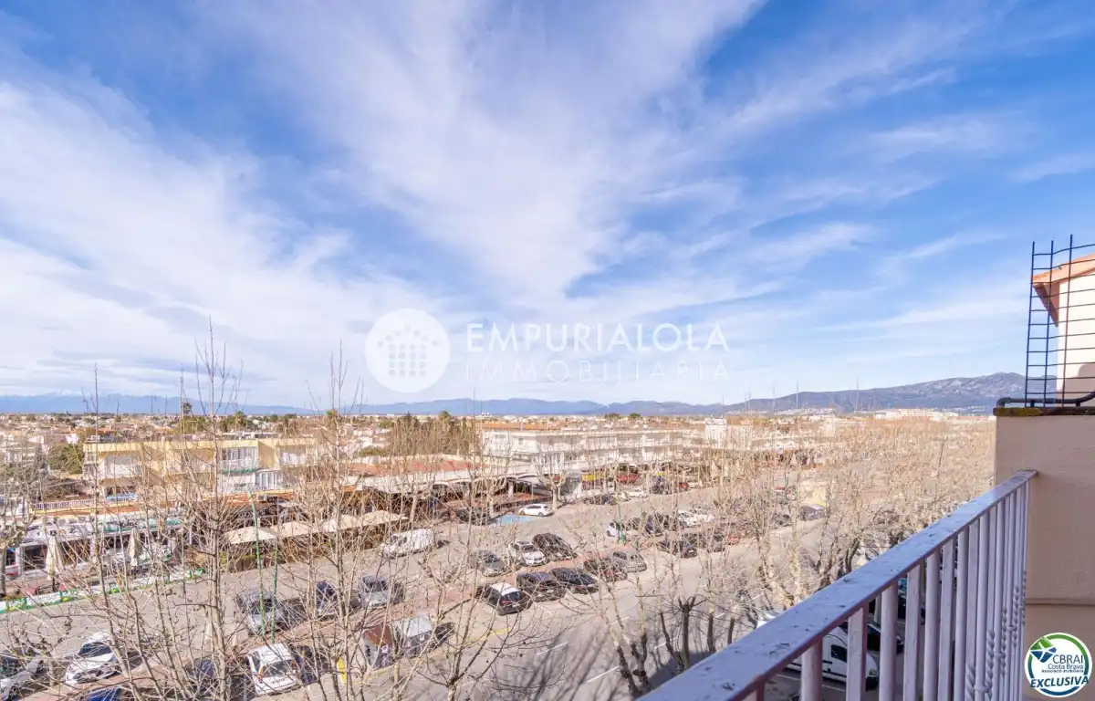 Vista exterior de Apartament en venda en Empuriabrava amb Aire condicionat, Piscina i Moblat