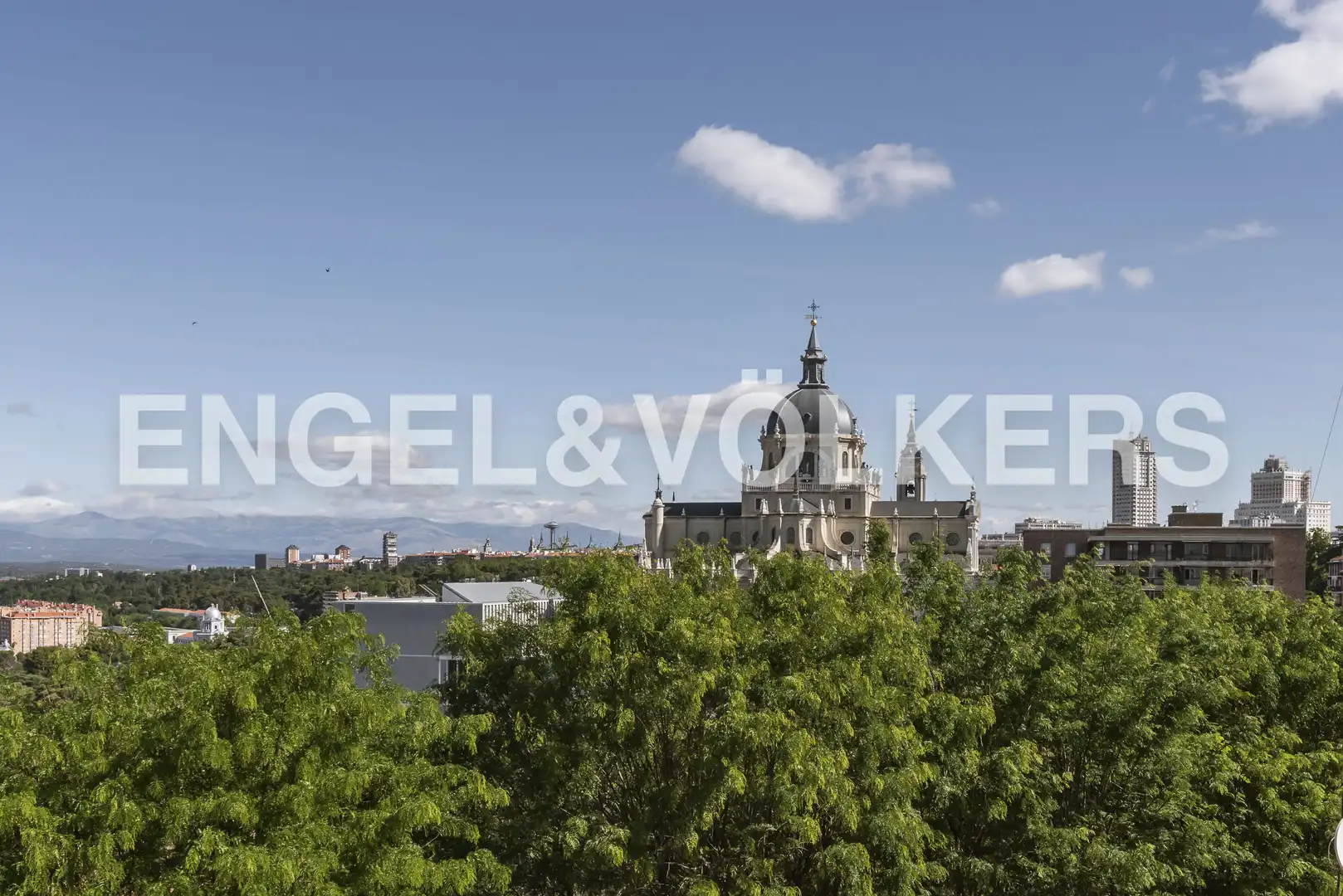 Außenansicht von Wohnung zum Verkauf in Madrid mit Klimaanlage und Heizung