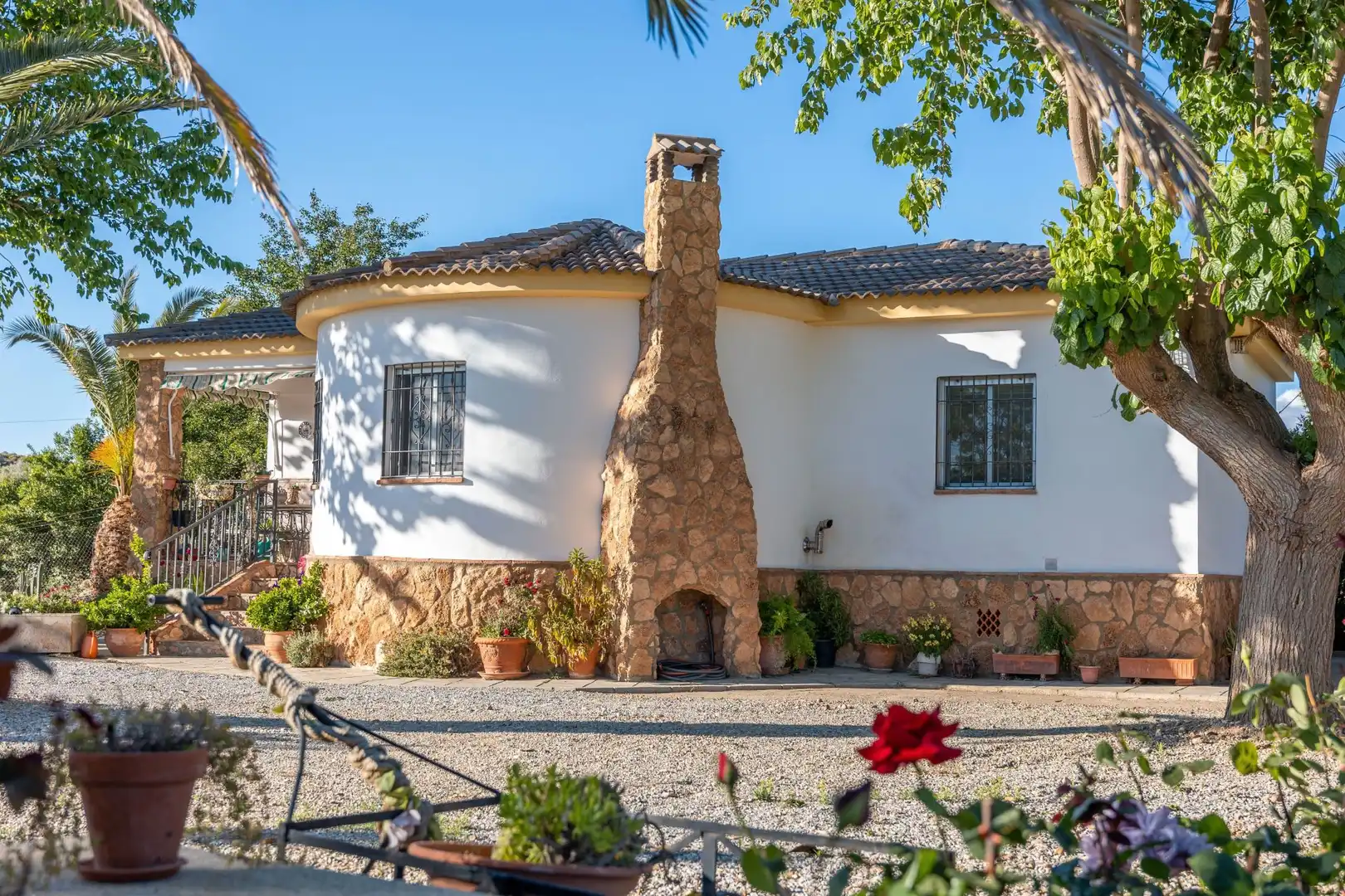 Vista exterior de Casa o xalet en venda en Guadix amb Aire condicionat, Calefacció i Jardí privat