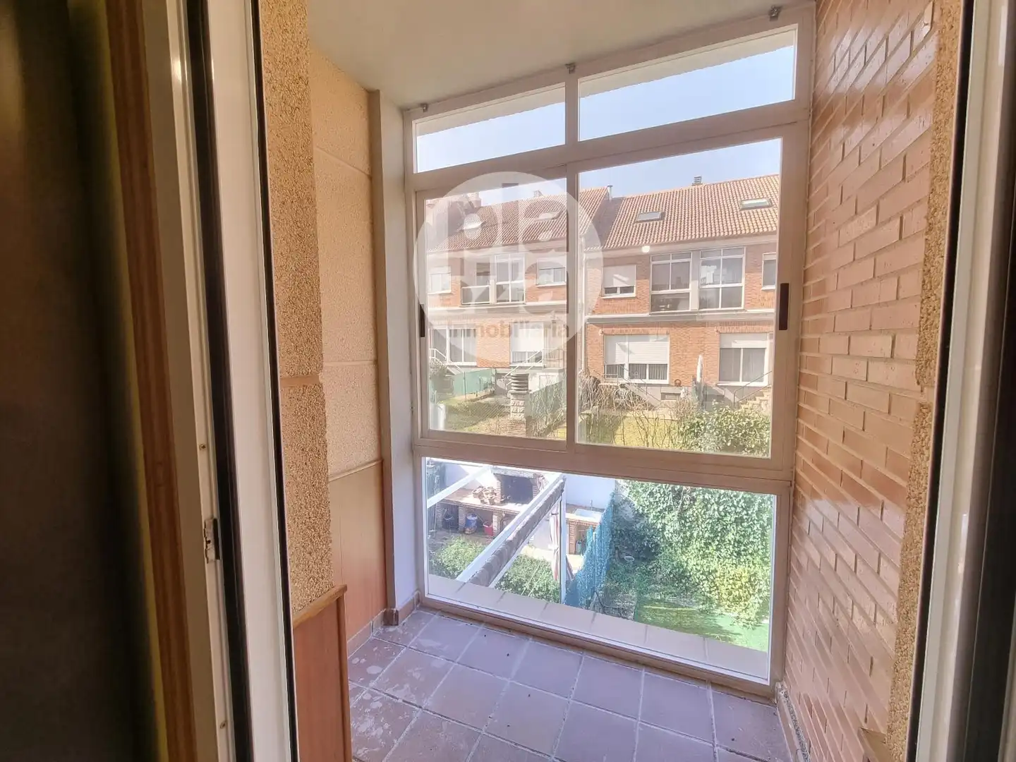 Parking de Casa adosada en venta en Burgos con Calefacción y Jardín privado