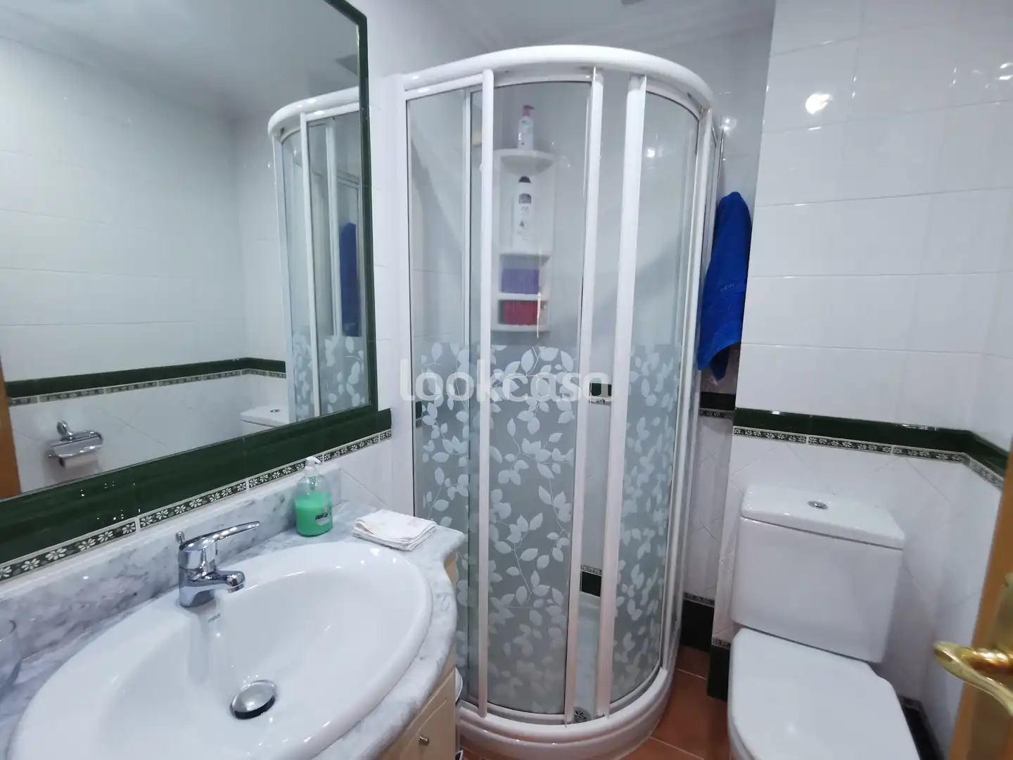 Baño de Ático en venta en Sanxenxo con Calefacción, Terraza y Trastero