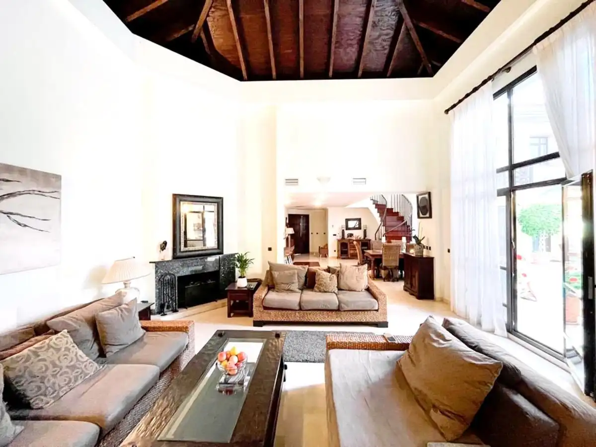 Sala d'estar de Casa adosada de lloguer en Marbella amb Aire condicionat, Moblat i Es permeten mascotes
