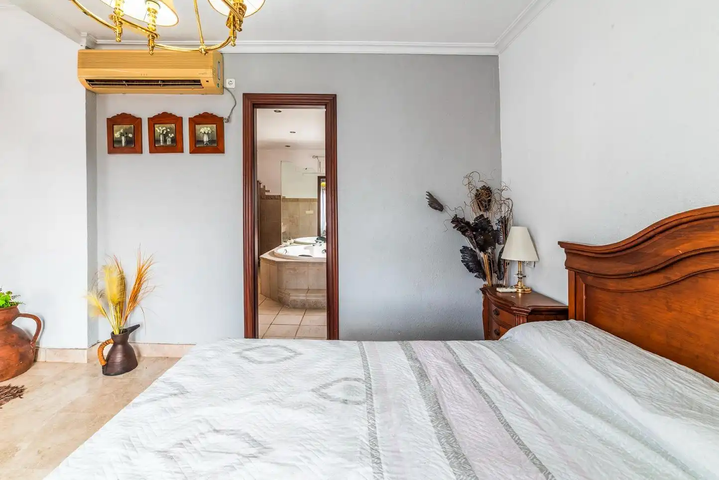 Dormitori de Casa o xalet en venda en Montequinto amb Aire condicionat, Jardí privat i Piscina