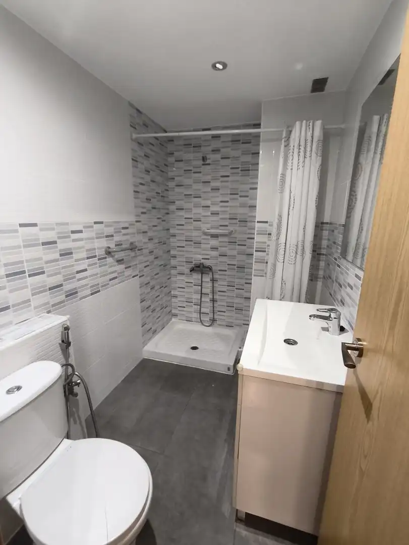 Baño de Planta baja en venta en Granada con Jardín privado, Terraza y Amueblado