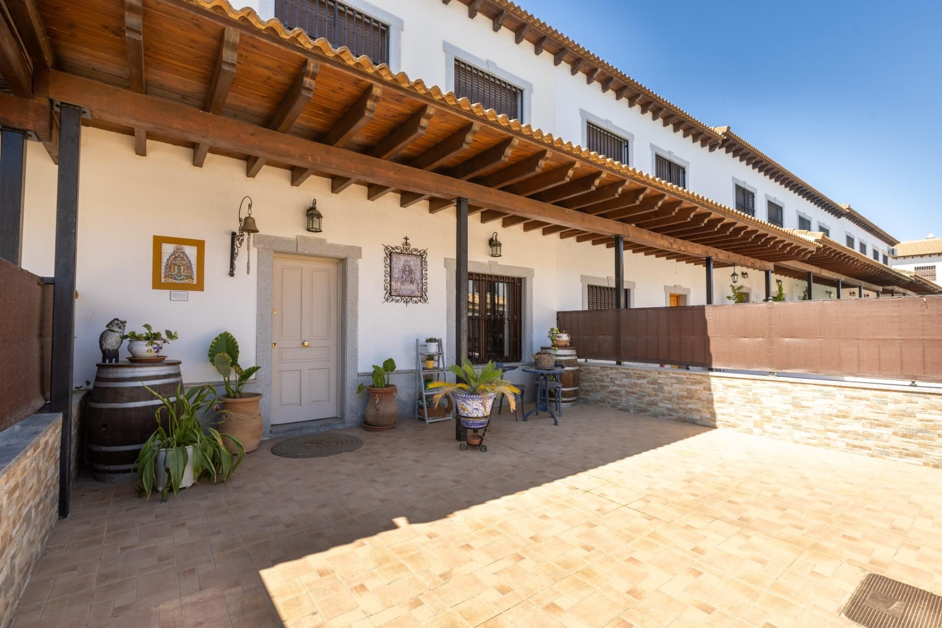 Vista exterior de Casa adosada en venda en Villamanrique de la Condesa amb Aire condicionat, Calefacció i Traster