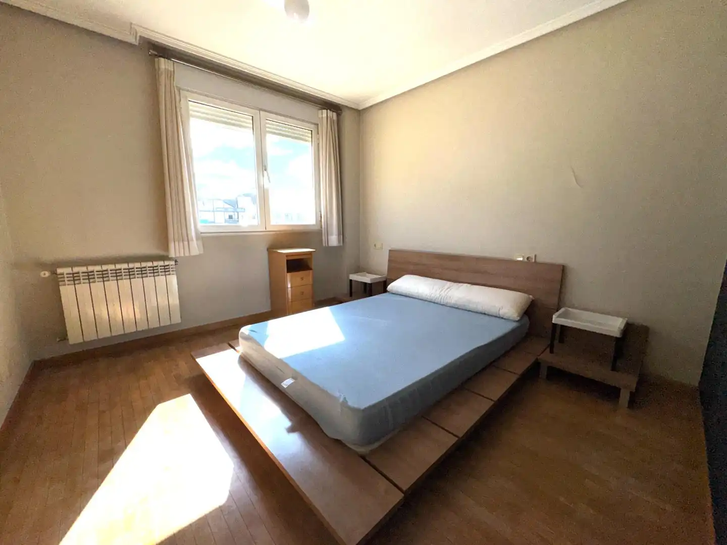 Dormitori de Apartament de lloguer en Ponferrada amb Calefacció, Parquet i Traster