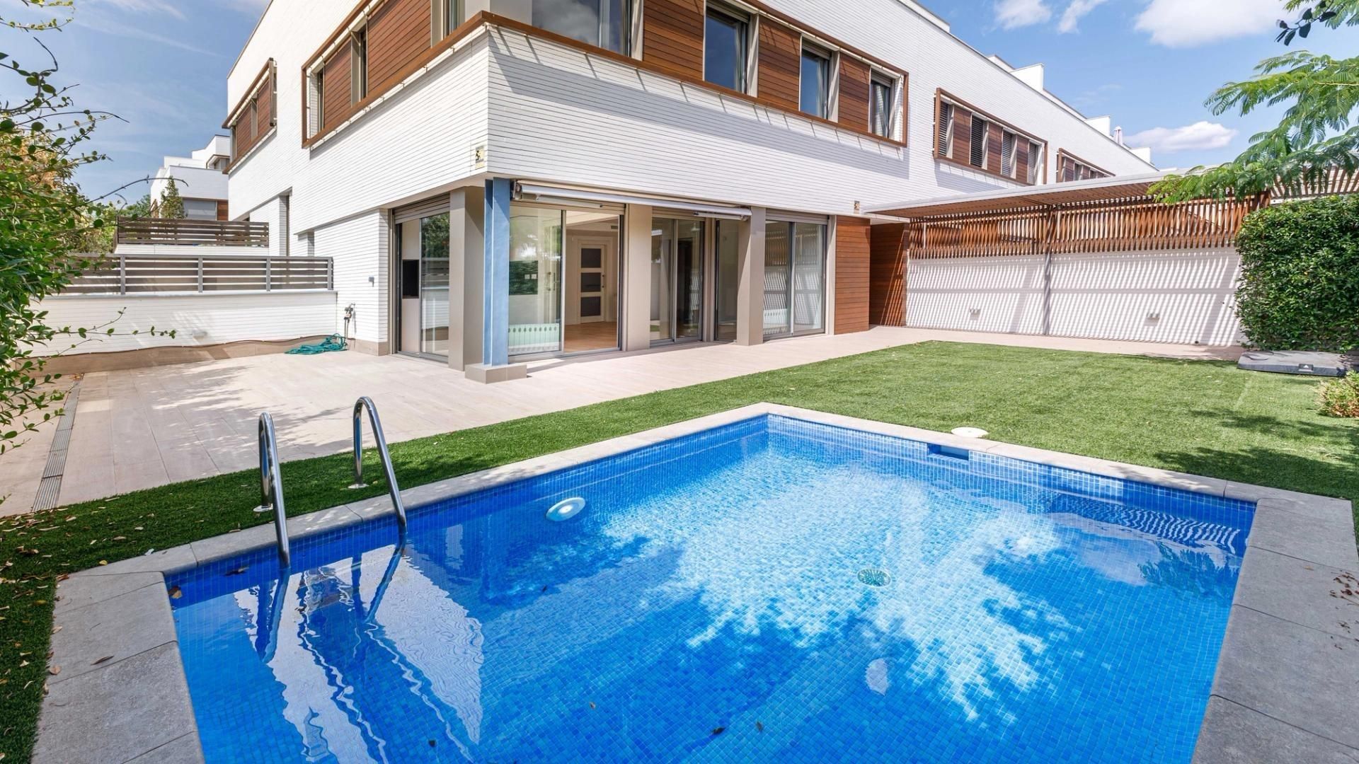 Piscina de Casa o xalet de lloguer en Sabadell amb Aire condicionat, Calefacció i Jardí privat