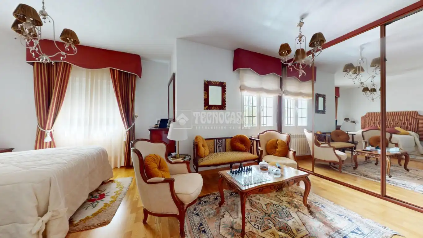 Sala d'estar de Casa o xalet en venda en El Casar amb Piscina