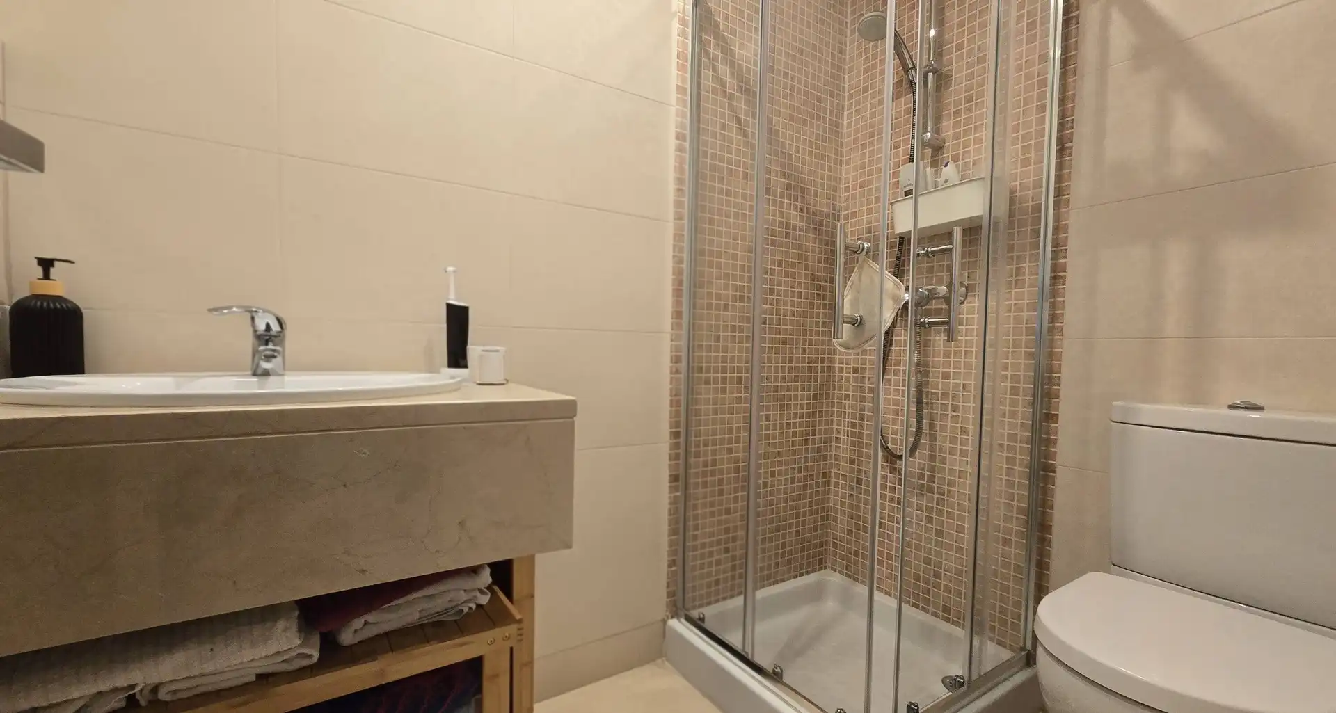 Bany de Dúplex en venda en Estepona amb Aire condicionat, Jardí privat i Terrassa