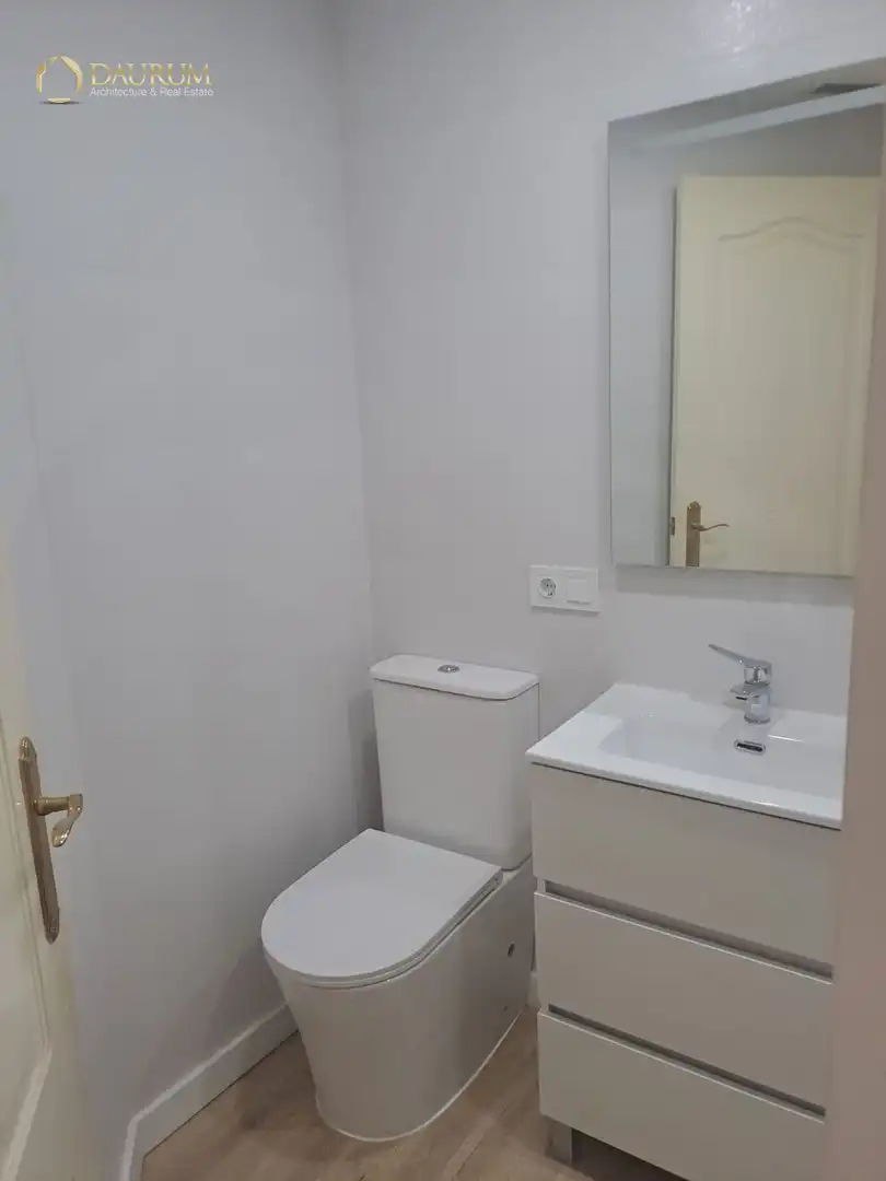 Bathroom of Flat for sale in Sevilla  with Air Conditioner, Heating and Terrace