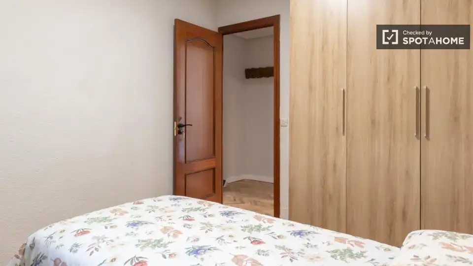 Bedroom of Flat for rent in Madrid  with Air Conditioner, Heating and Furnished