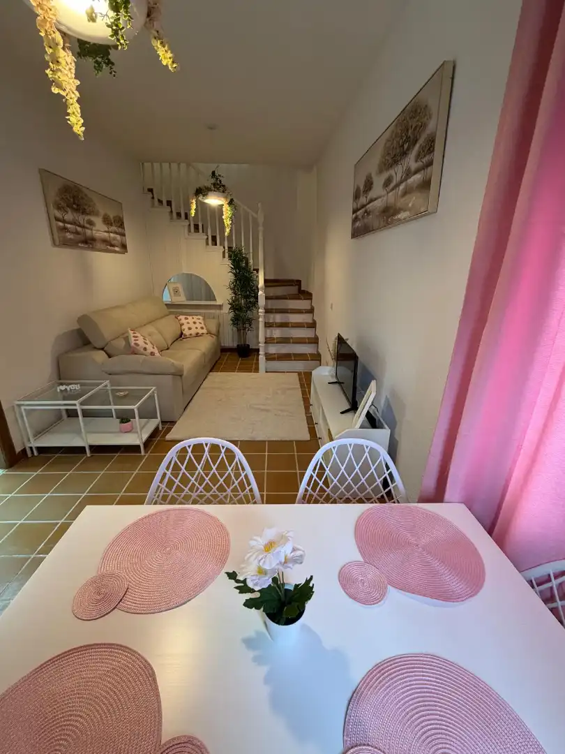 Sala de estar de Casa o chalet en venta en Navamorcuende con Calefacción, Terraza y Amueblado