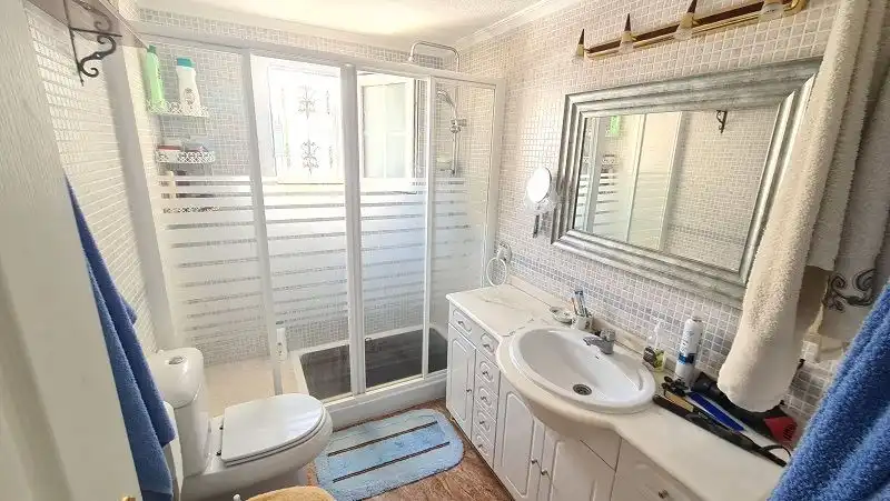 Baño de Casa o chalet en venta en Torrevieja con Aire acondicionado, Calefacción y Jardín privado