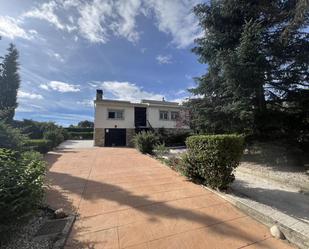 Vista exterior de Casa o xalet en venda en Cabanillas de la Sierra amb Aire condicionat, Jardí privat i Terrassa